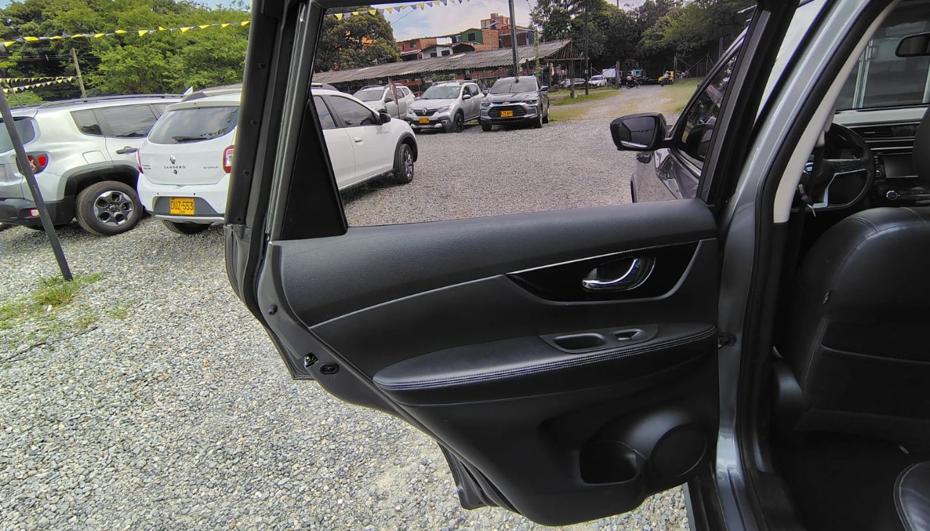 NISSAN X-TRAIL EXCLUSIVE 2.5L AT