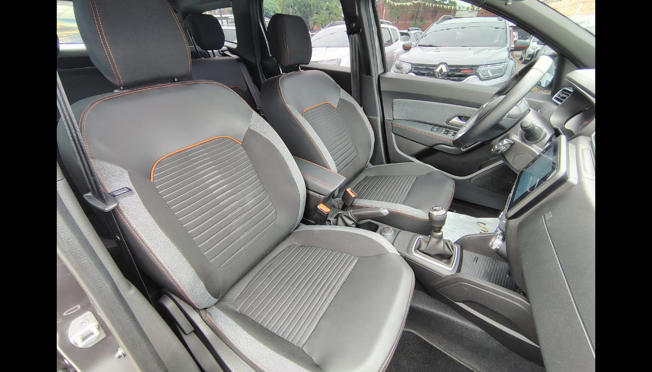 RENAULT DUSTER ICONIC 1.3T 4X4 MT