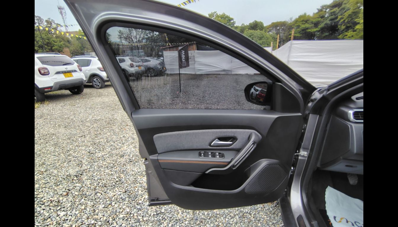 RENAULT DUSTER ICONIC 1.3T 4X4 MT