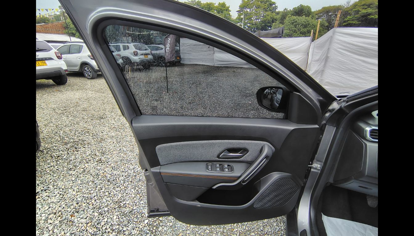 RENAULT DUSTER ICONIC 1.3T 4X4 MT