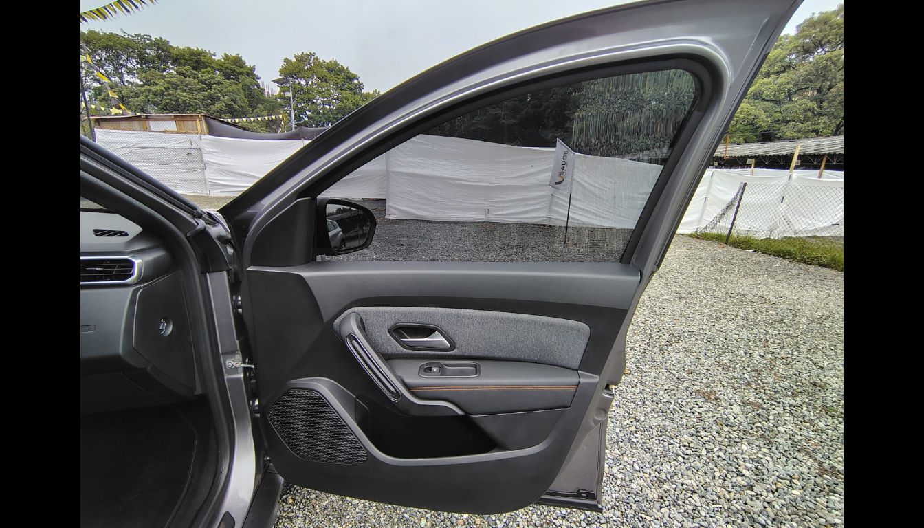 RENAULT DUSTER ICONIC 1.3T 4X4 MT